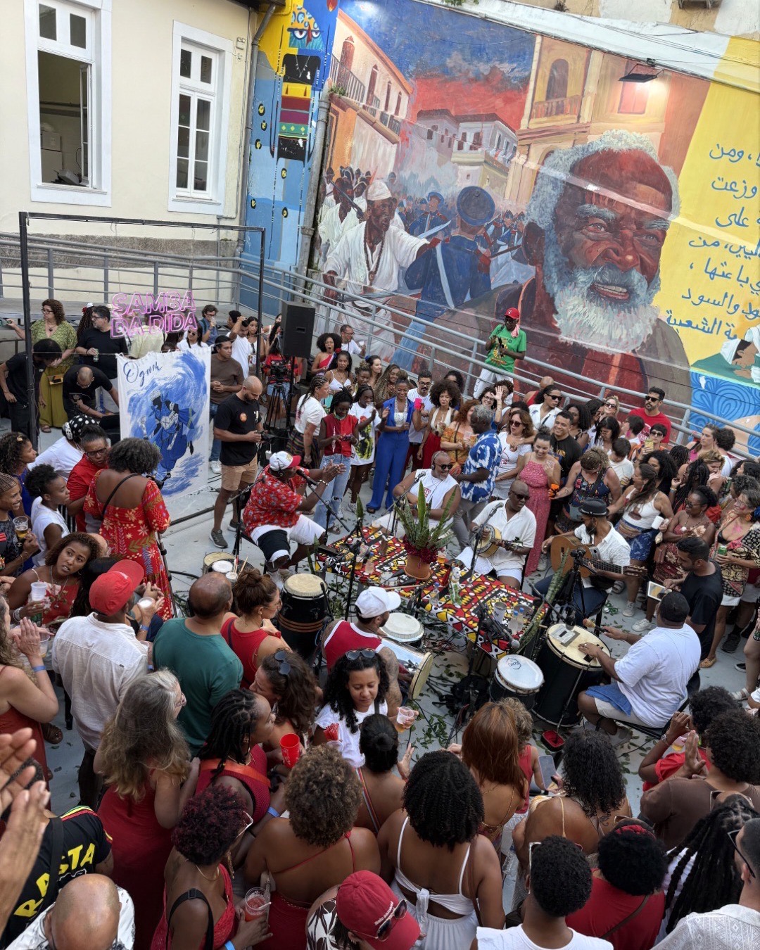 Roda de samba na rua.