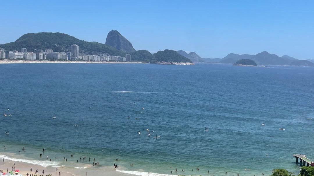 Copacabana vista do alto, com o Pão de Açúcar.