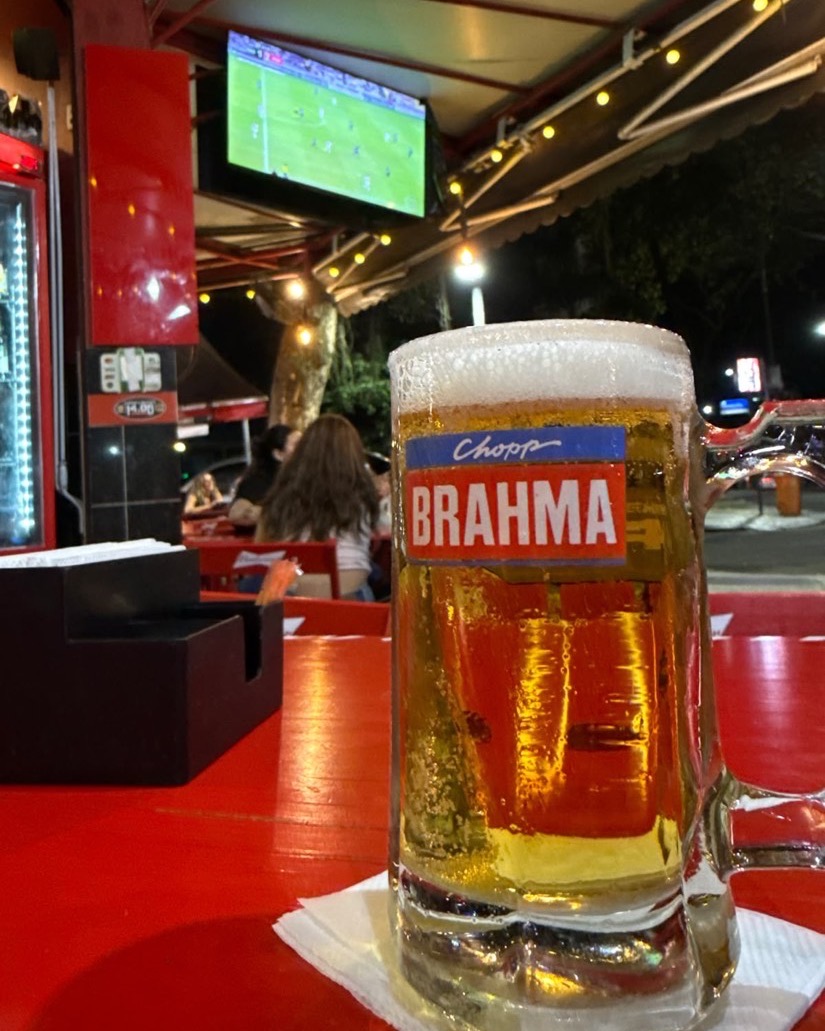 Chopp Brahma e futebol na TV.