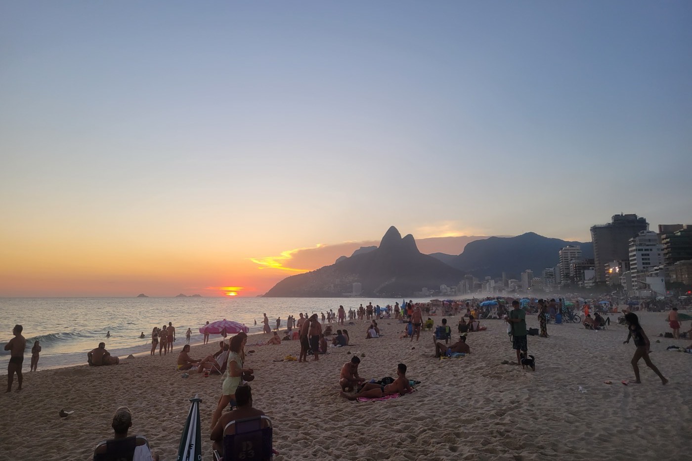 O sol se pondo atrás do Dois Irmãos.