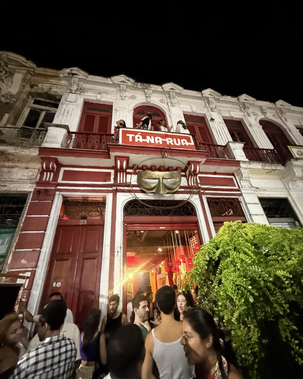 Noite na Lapa, em frente ao Tá Na Rua.