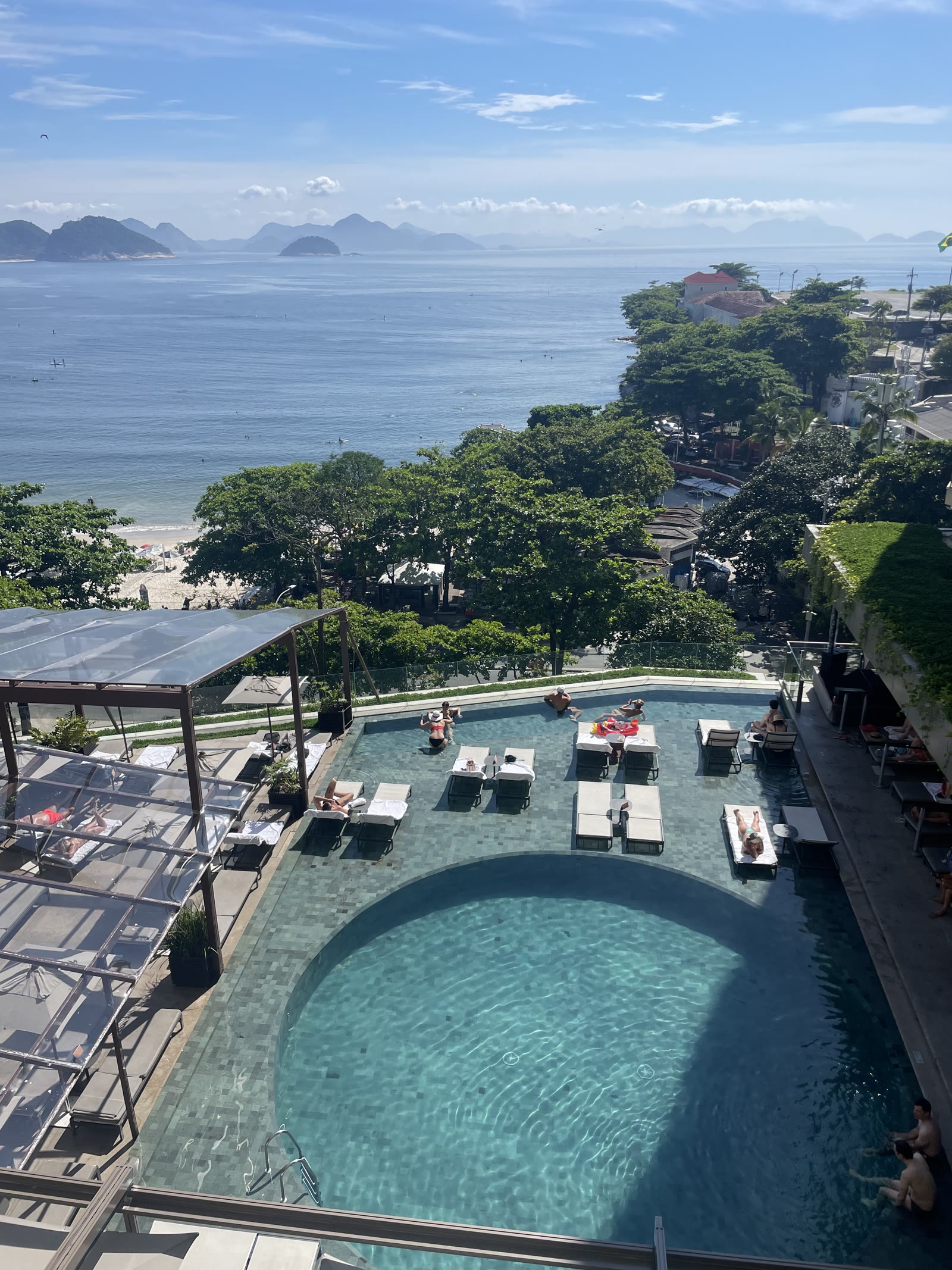 A piscina do Fairmont Rio, com vista para a praia.