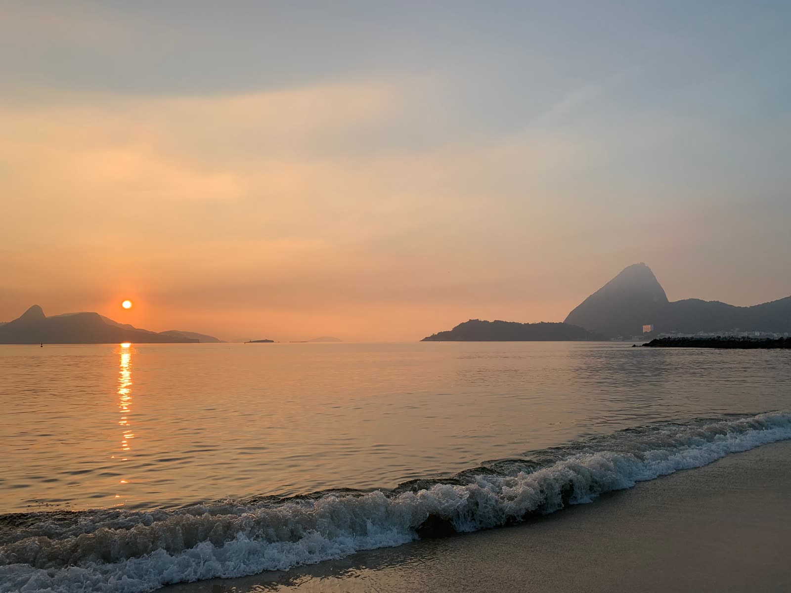 Amanhecer na Baía de Guanabara.