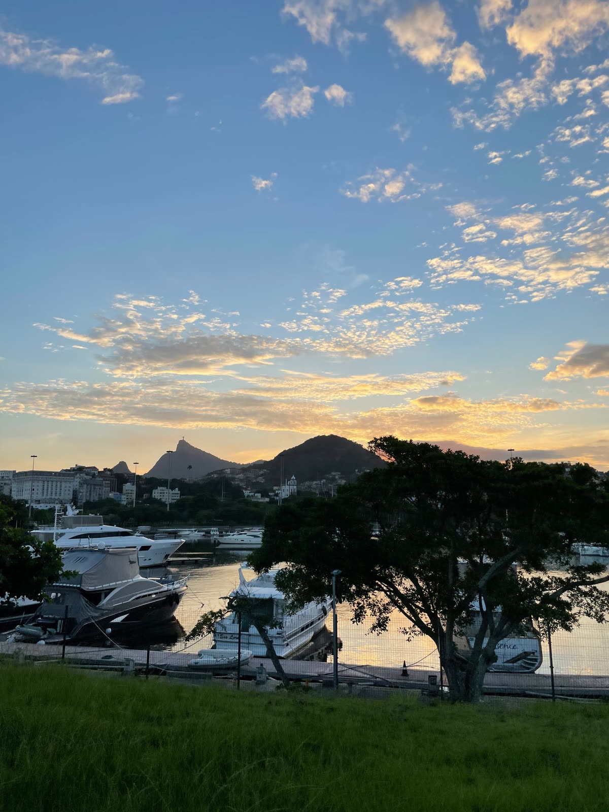 Fim de tarde na Marina da Glória, com o Corcovado ao fundo.